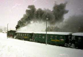 Schneetreiben, aber die Bahn fährt